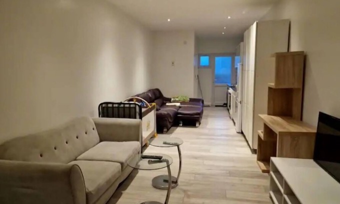 Luton Apartment | Studio flat near luton airport. Contractors, families, friends welcome.