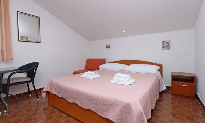 Kornic Apartment | Studio flat with terrace and sea view Kornić, Krk (AS-415-a)