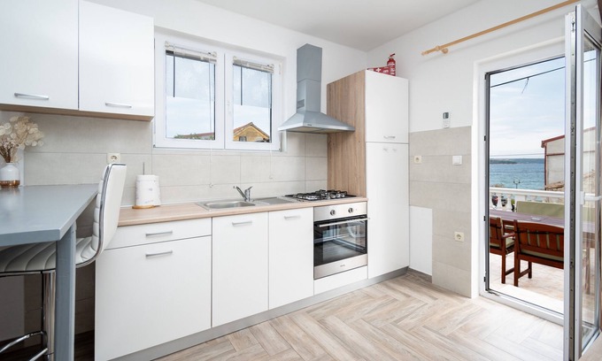 Tkon Apartment | Studio flat with terrace and sea view Tkon, Pašman (AS-17360-a)