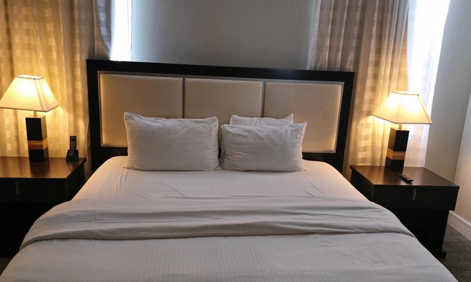 Doral Condo | Studio for 4, King Bed, Sleeper, Kitchen & Lanai