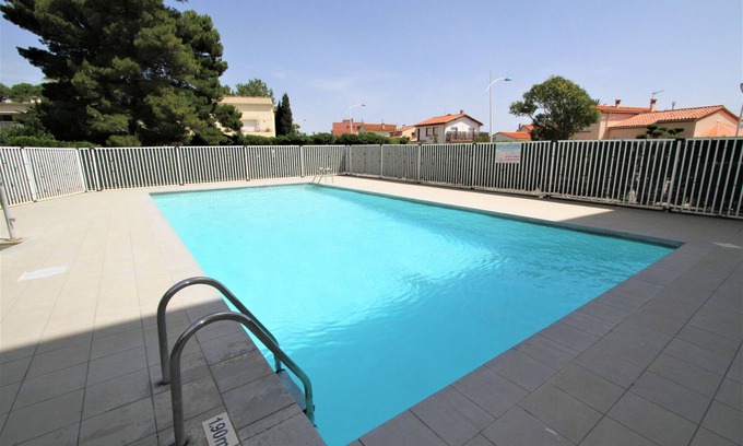 Les Arenes Apartment | Studio for 4 with swimming pool and parking