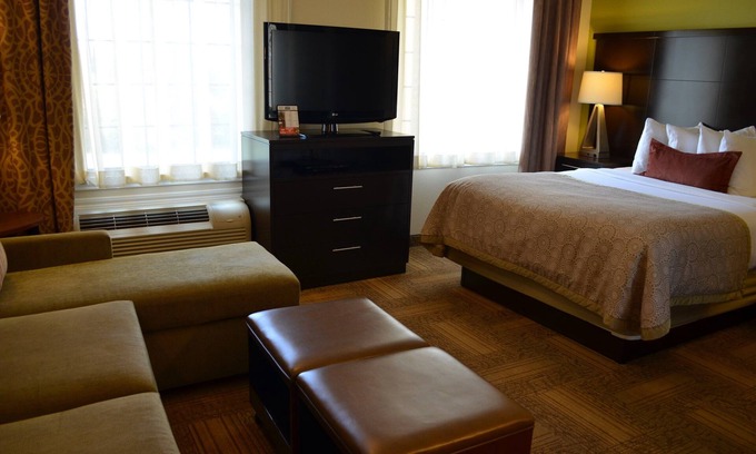 Longview Apartment | Studio | Free Breakfast. Indoor Pool & Hot Tub
