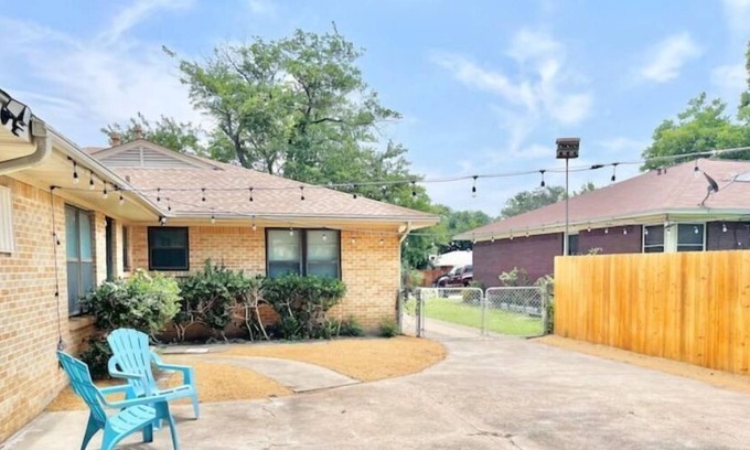 Oak Cliff House | Studio Guesthouse by the Park