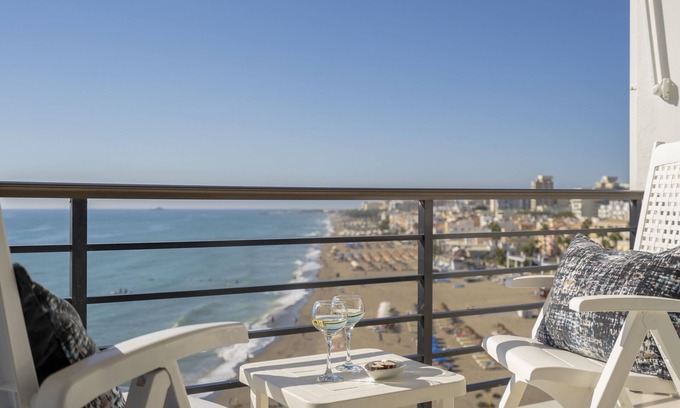 Torremolinos Condo | Studio in 1 line beach Carihuela CASTILL SANTA CLARA Wifi Swimming pool elevator