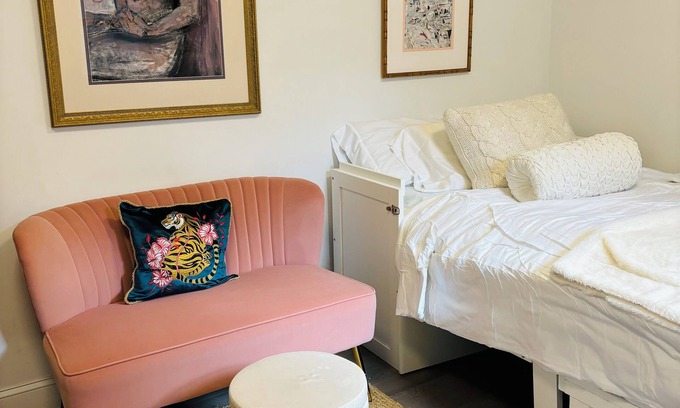 Chinatown Apartment | studio in chinatown/little italy fabulous neighborhood