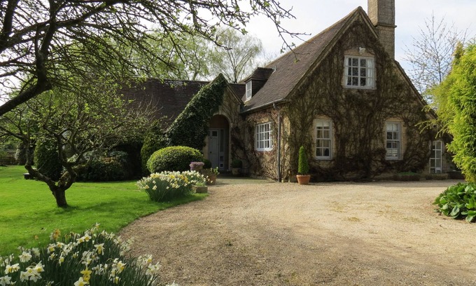 Calne Apartment | Studio in Country House with beautiful views of Wiltshire downs.