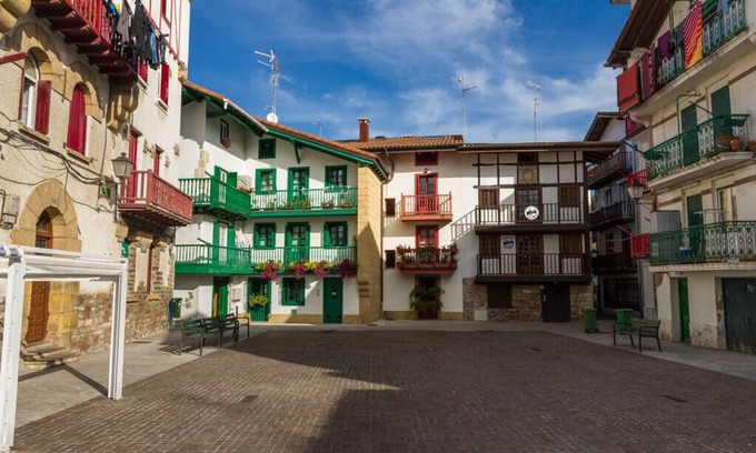 La Marina Apartment | Studio in La Marina, in the most beautiful square in Hondarribia, 200 m from the sea.