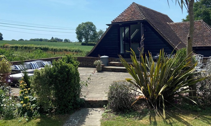 Willesborough Apartment | Studio in mature English gardens in an area of outstanding natural beauty