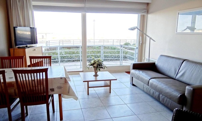 Nieuwpoort-aan-Zee Apartment | Studio in Nieuwpoort with Stunning Sea View