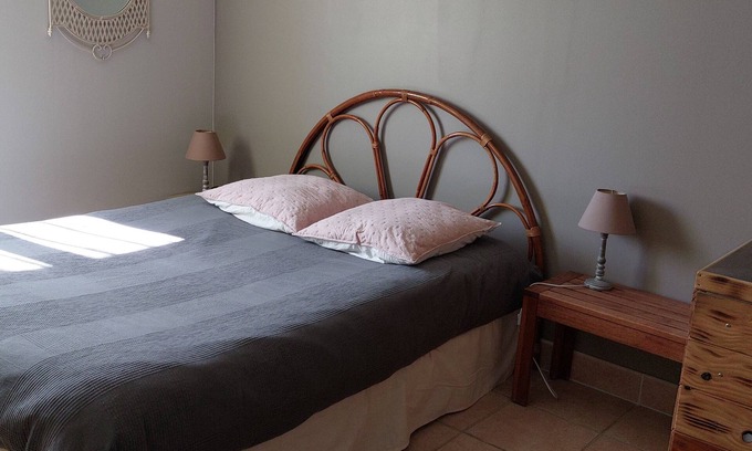 Sollies-Toucas Apartment | Studio in Provencal village with view of the hills