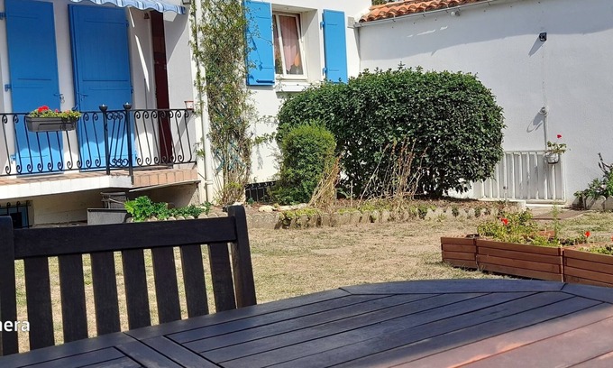 Lucon House | Studio in semi-basement with private access, bedroom, kitchen, WC and shower