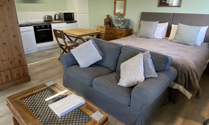 East Budleigh Apartment | Studio in the idyllic countryside 2 miles from the beach in Devon with Hot Tub