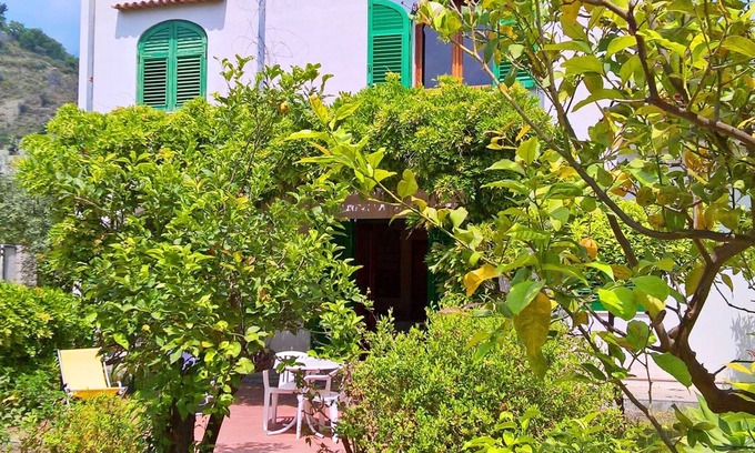 Mazzeo Apartment | studio in villa with garden on the beaches of Taormina
