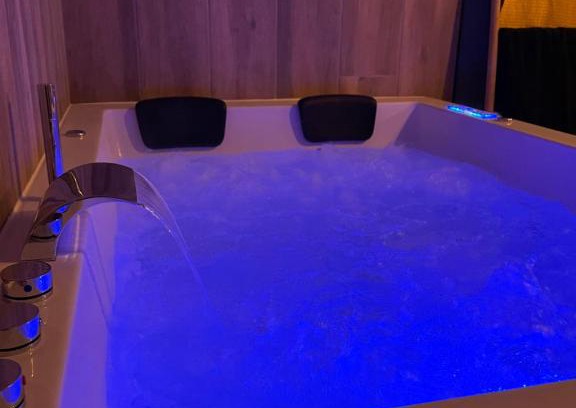 Sacquenville Apartment | Studio jacuzzi Love Room