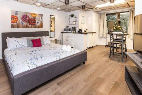 Centretown West Apartment | Studio King Bed Apartment - Close to Chinatown