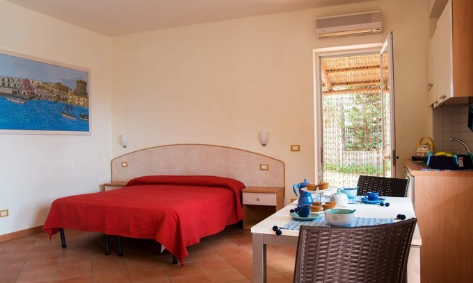 Succhivo Apartment | Studio-Large-Ensuite with Shower-Garden view