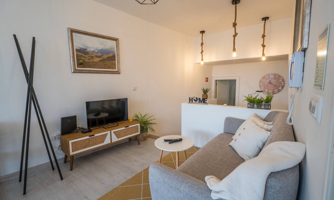 Sao Tiaguinho Apartment | Studio located in the center of the historic square of Oliveira de Frades.
