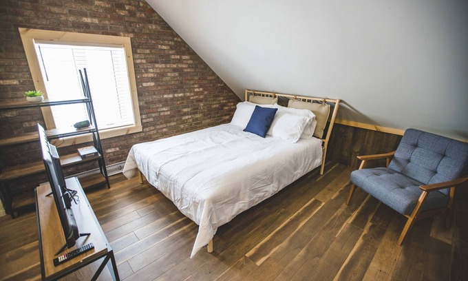Saint-Raymond Apartment | Studio Lofts, vaulted ceilings