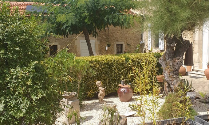 Saint-Paulet-de-Caisson Apartment | Studio Meublé Avec Cour Dans Propriété à la Campagne