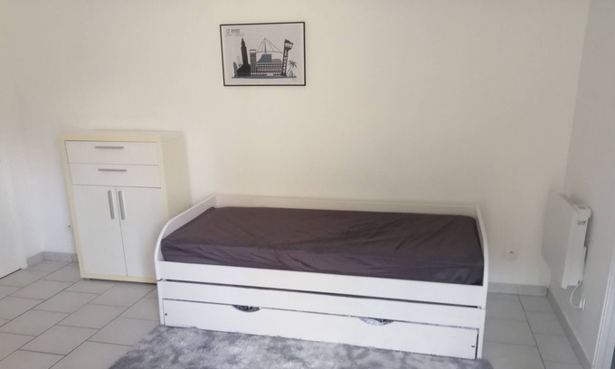 Saint-Charles du Port Apartment | Studio Meublé 25m2 Proximité bus Supermarché les Docks