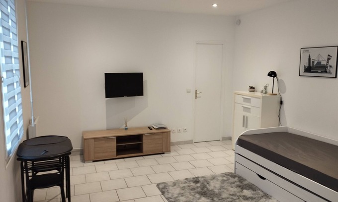 Saint-Charles du Port Apartment | Studio Meublé Canapé lit Netflix Prime Vidéo
