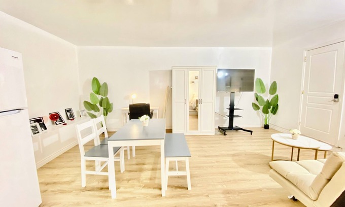 Rosemead Apartment | Studio Modern Black and White