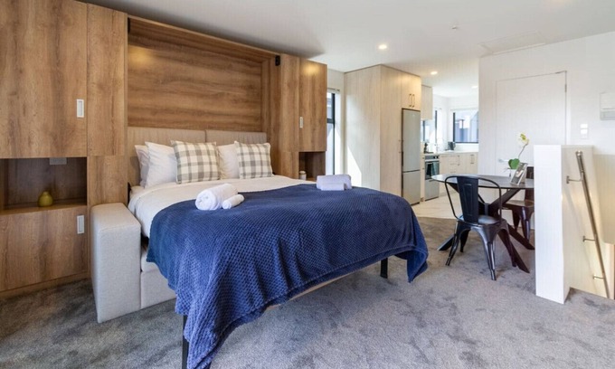 Christchurch City Centre House | Studio near Hospital with Balcony