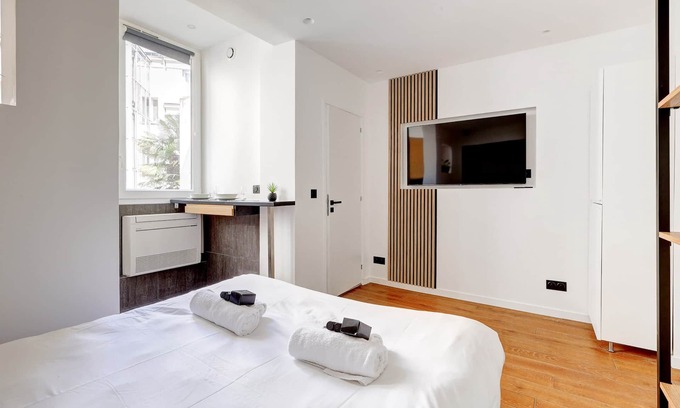 Champs-Elysees Apartment | Studio Neuf et Climatise, sur les Champs Elysees