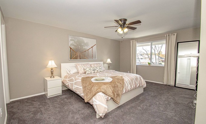 Kettering Apartment | Studio Neutral Chic near Kettering Hospital & Shopping
