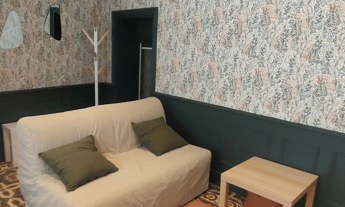 Villelaure Apartment | Studio renovated Luberon village house/Provence