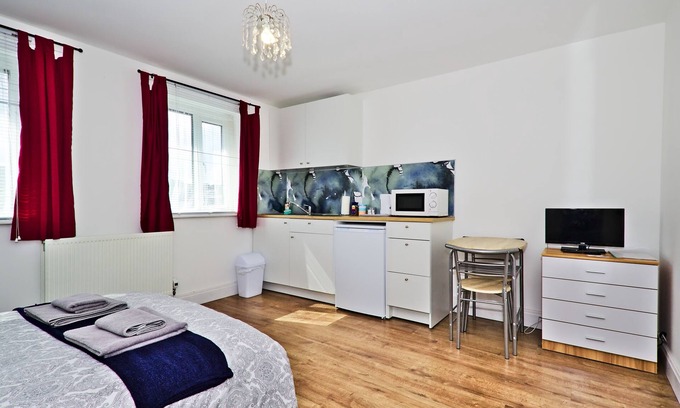 Woolwich Riverside House | Studio Room Private Bathroom @ Harlinger Lodge