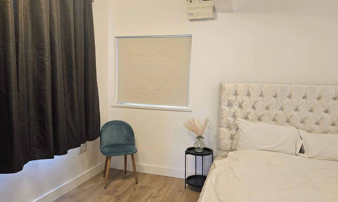 Bridgend Apartment | Studio - Sleeps 2 - Parking - WiFi