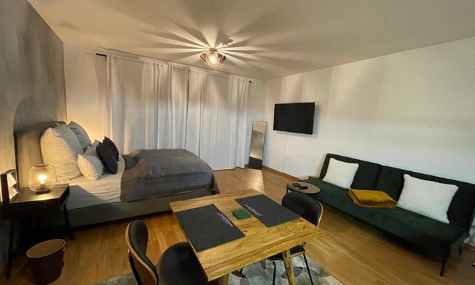 Offenbach am Main Apartment | Studio Stevie Nicks I Workplace I 24in Screen I Kitchen I PS4