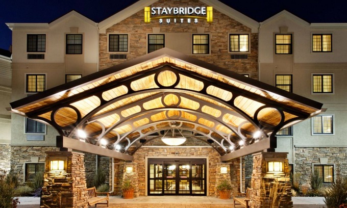Rochester Apartment | Studio Suite! Free Breakfast + Shared Pool & Hot Tub. Great for Business Travelers!
