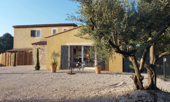 Velaux Apartment | Studio surrounded by olive trees