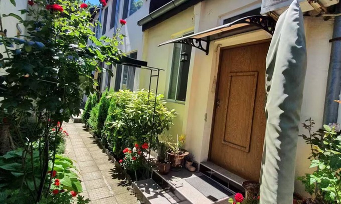 Varna Cottage | Studio, top center Varna