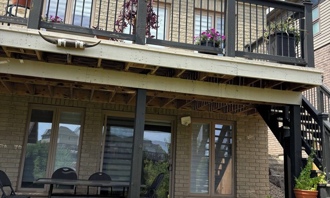 Grand River South Apartment | Studio unit with one double bed and one sofa bed