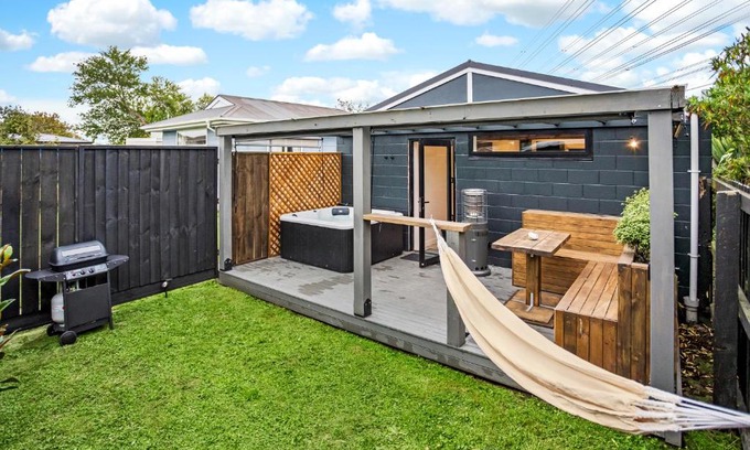 Christchurch House | Studio Unit with Spa Bath