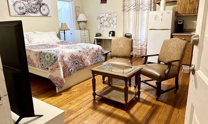 Rivermont House | Studio w/kitchen, Private, Sanitized & Discounts Sleeps 2