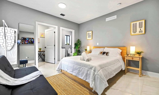 Liberty City Apartment | Studio w/Kitchenette - 15min to Wynwood