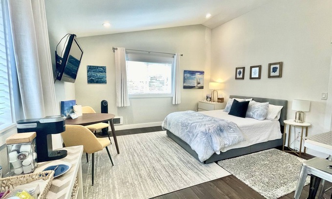 Edmonds Apartment | Studio w/Seaside Charm! Full Kitchen + Easy Train to FIFA Seattle World Cup