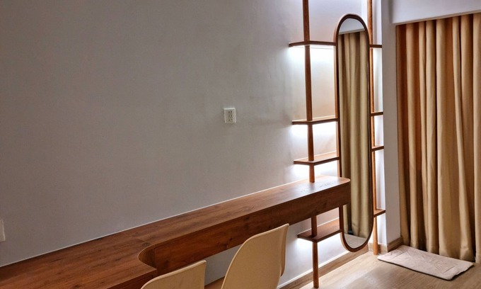 District 10 House | Studio with window- 5-min cab to central districts