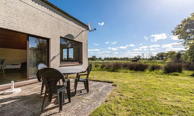 Weddingstedt Apartment | Studio 'Wiesenblick 2' with private terrace, private garden and Wi-Fi