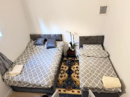 Purley Apartment | Studio with 3 beds- 20 min from London Bridge and Gatwick Airport