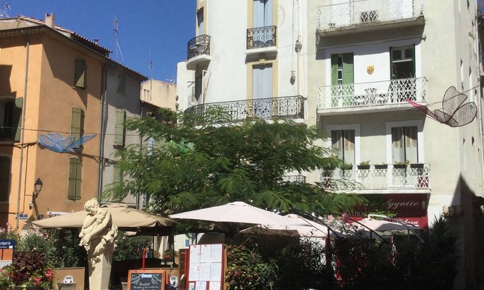 Beziers City Centre Apartment | Studio with a view of the cathedral