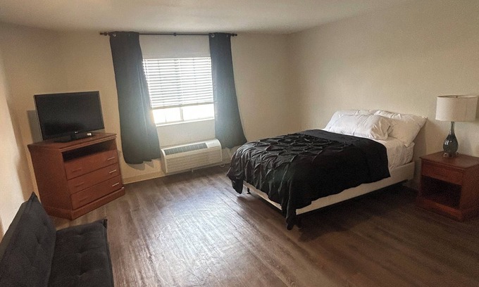 Willowbrook Apartment | Studio with AC, fitness room, WiFi in Houston