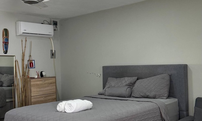 San Salvador Apartment | Studio with Private Entry, AC– hot water-No Parking In San Salvador