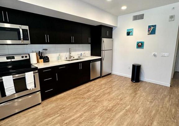 Little Armenia Apartment | Studios Universal 10 min drive FREE parking and WIFI