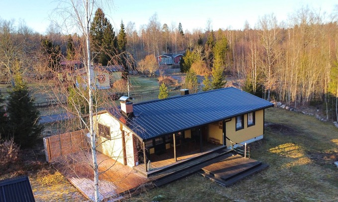 Vimmerby House | Stuga Sjögolf - Cozy cabin by the lake with private jetty & fireplace