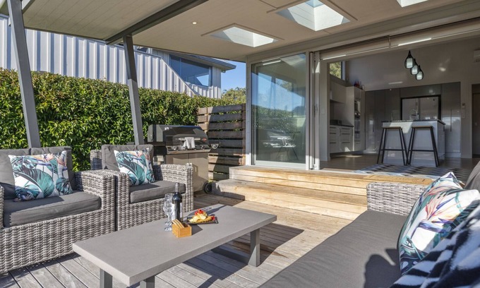 Wharewaka House | Stunner on Stanley - Wharewaka Holiday Home
